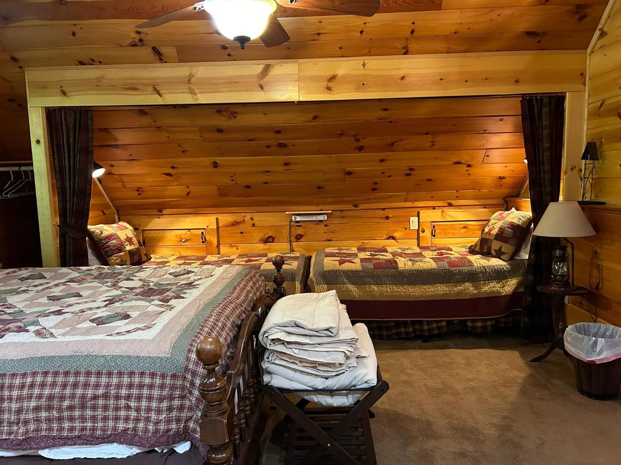 Glens Of Antrim Mountain Cabin Waynesville Exterior photo